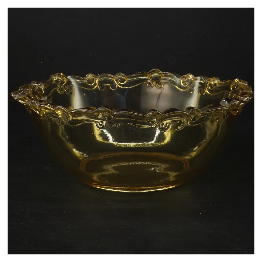 Skål i gulligt glas med dekorative kanter (str. Ø 22 cm)