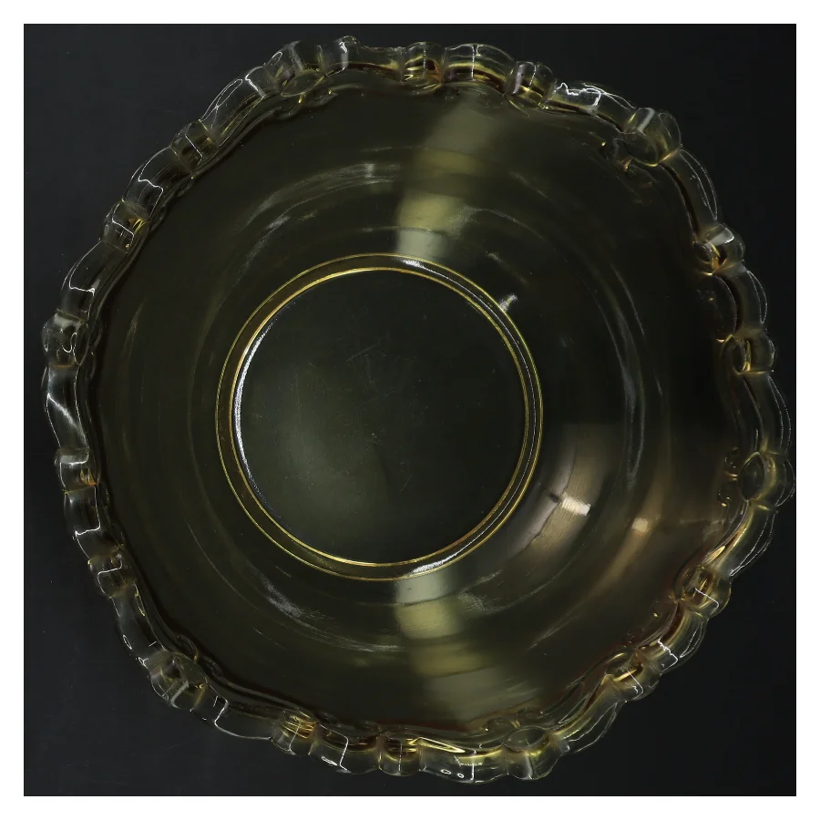 Skål i gulligt glas med dekorative kanter (str. Ø 22 cm)