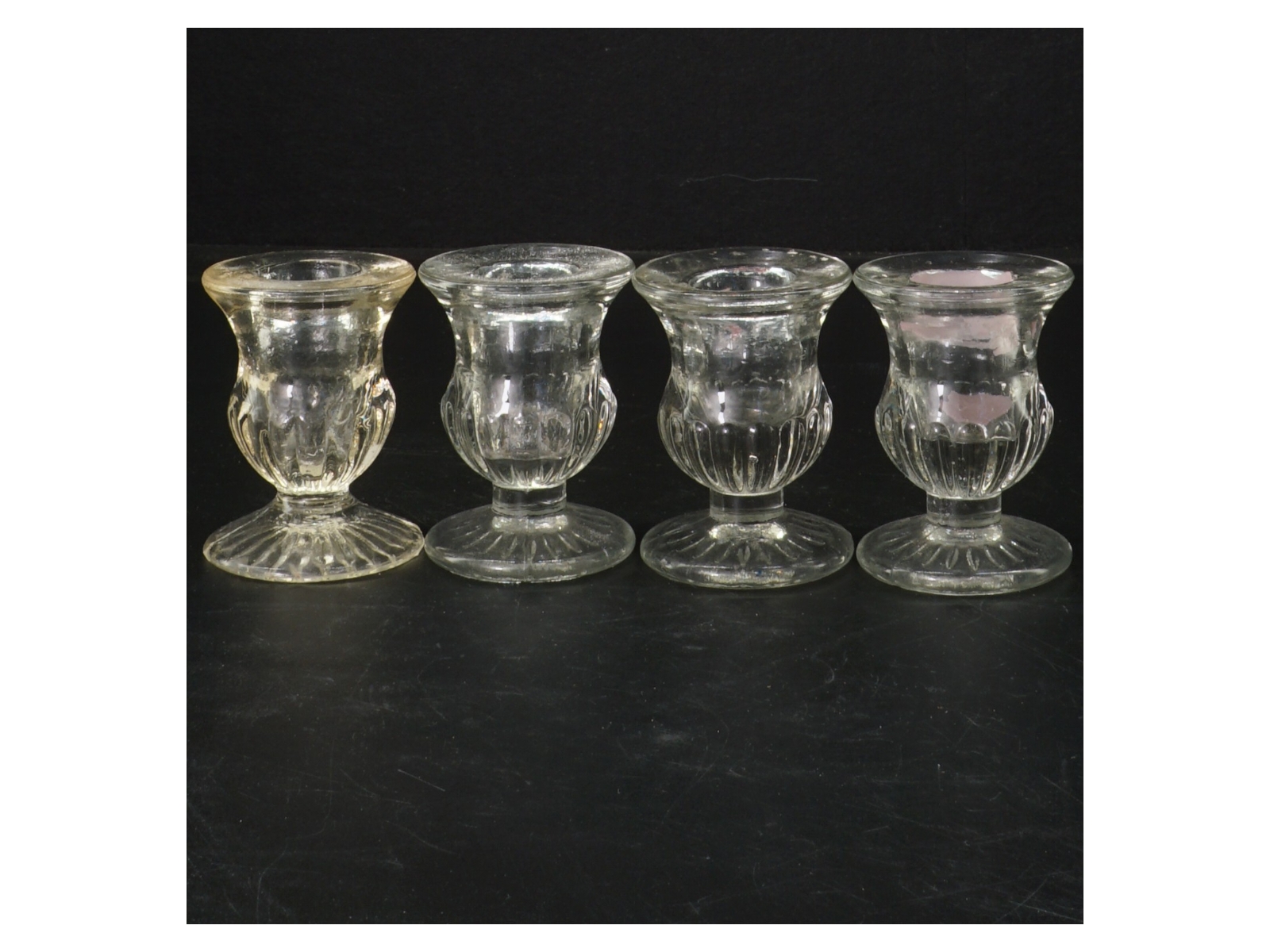 4 glas lysestager, (str. 7 cm.)