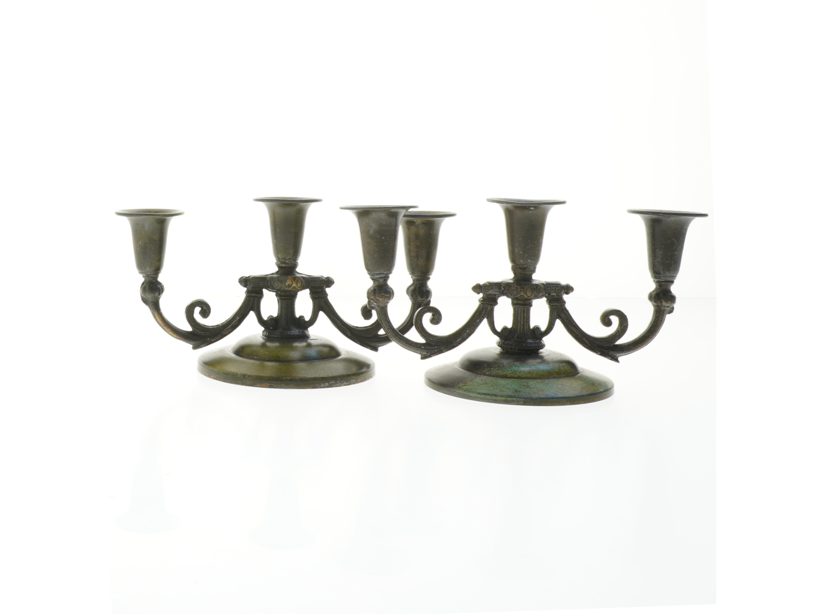 Gamle lysestager i metal (str. 23,5x12 cm)