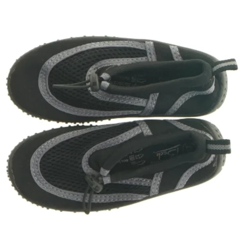 Sorte badesko fra Beck (str. 27)