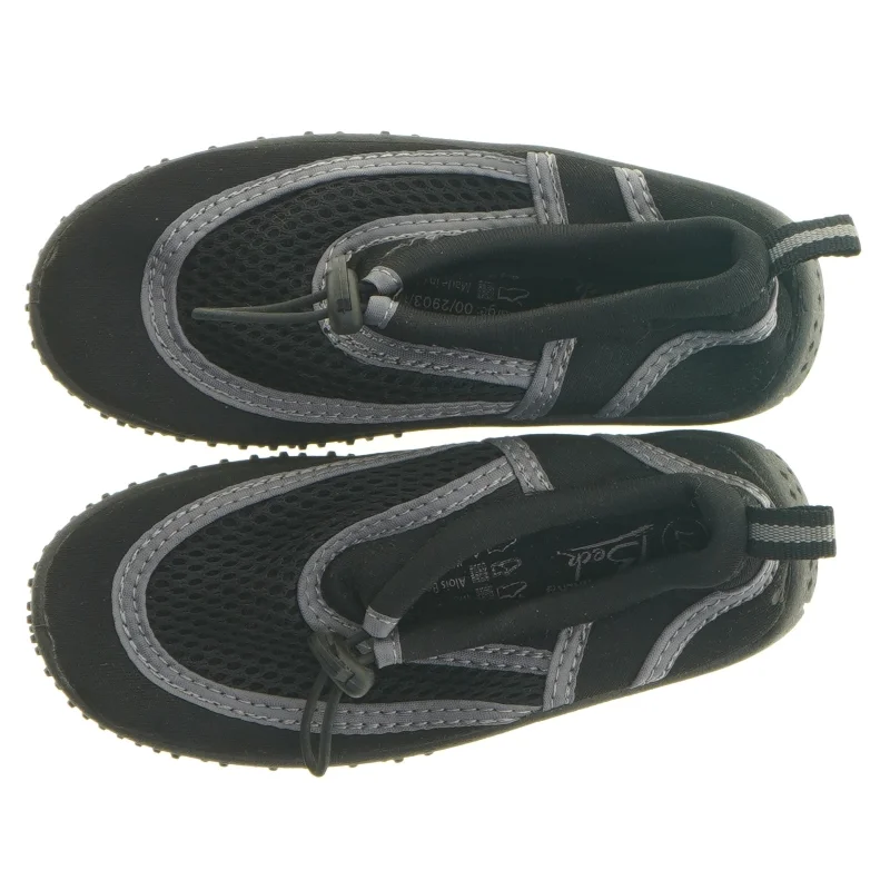 Sorte badesko fra Beck (str. 27)