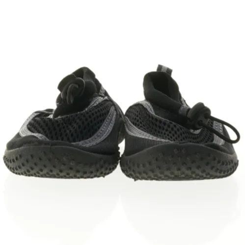 Sorte badesko fra Beck (str. 27)