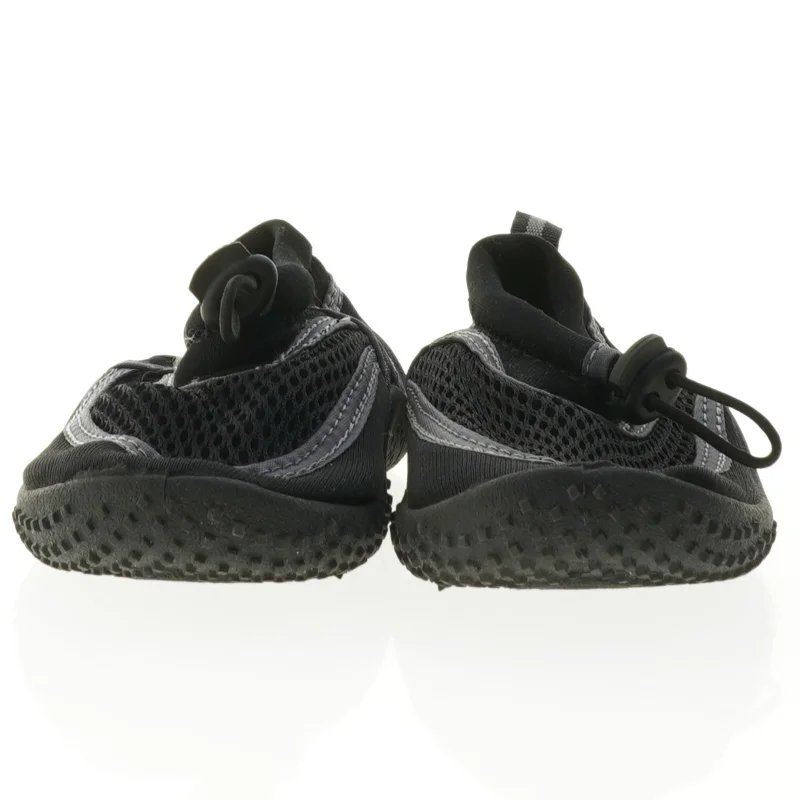 Sorte badesko fra Beck (str. 27)