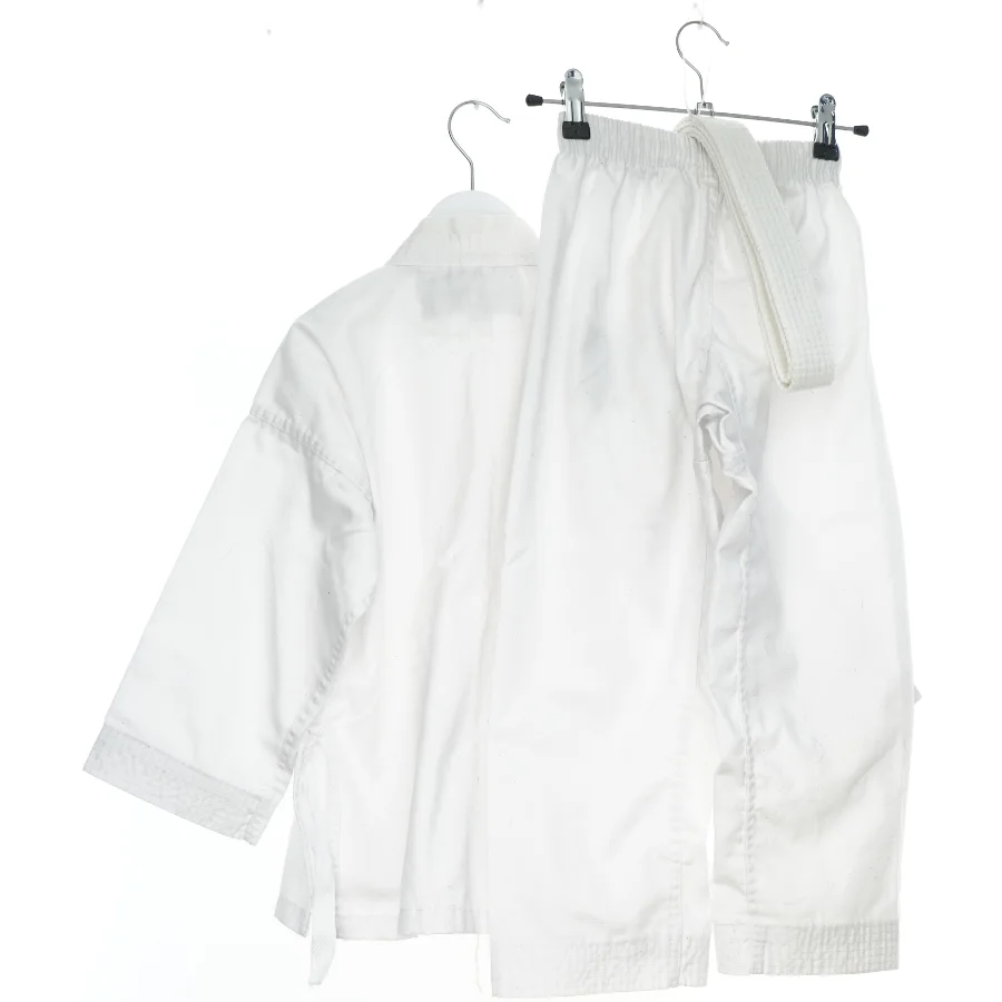 Karatedragt med bælte fra Budo Nord Empi (str. 120)