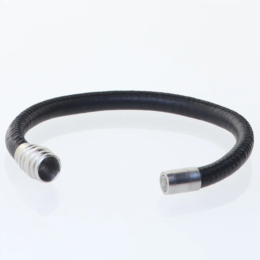 Læderarmbånd med metaldetaljer (str. 22 cm)