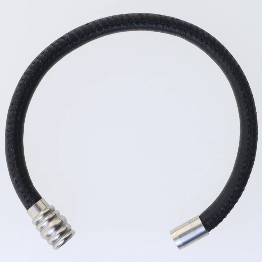 Læderarmbånd med metaldetaljer (str. 22 cm)