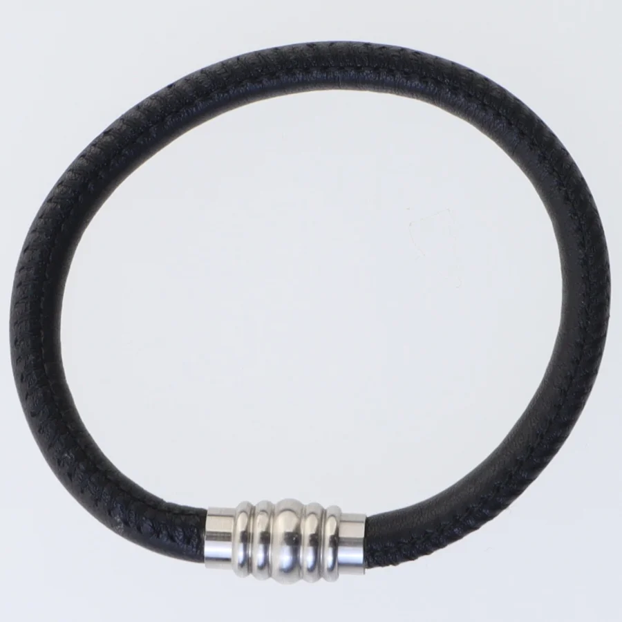 Læderarmbånd med metaldetaljer (str. 22 cm)