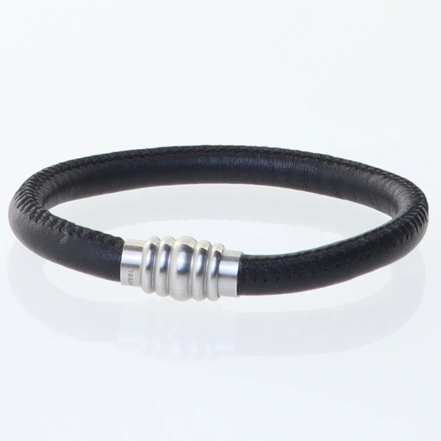 Læderarmbånd med metaldetaljer (str. 22 cm)