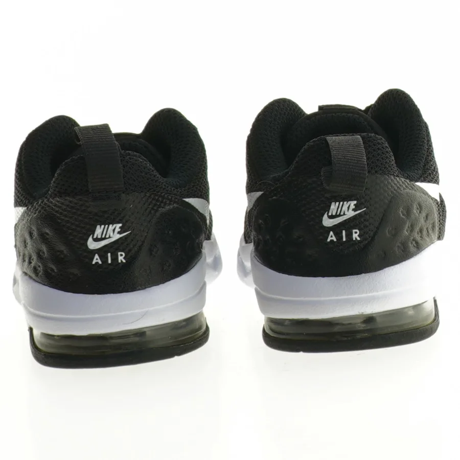 Sorte sportsko fra Nike (str. 22)