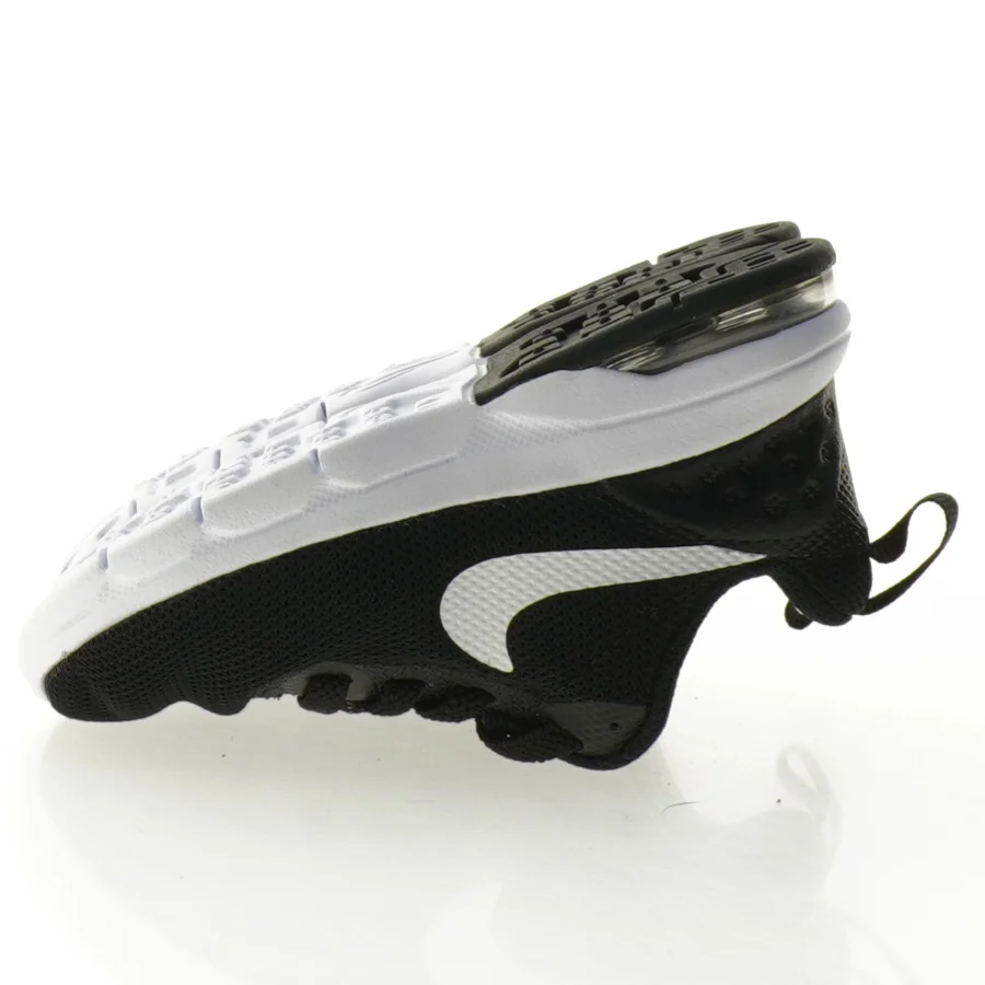 Sorte sportsko fra Nike (str. 22)