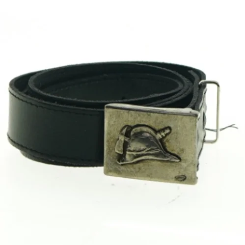 Sort læderbælte med metalspænde (str. 95 x 105 cm)