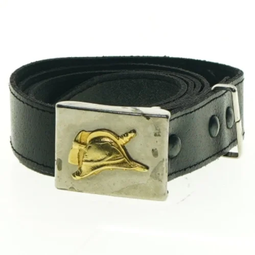 Sort bælte med præget spænde (str. 95 til 105 cm)
