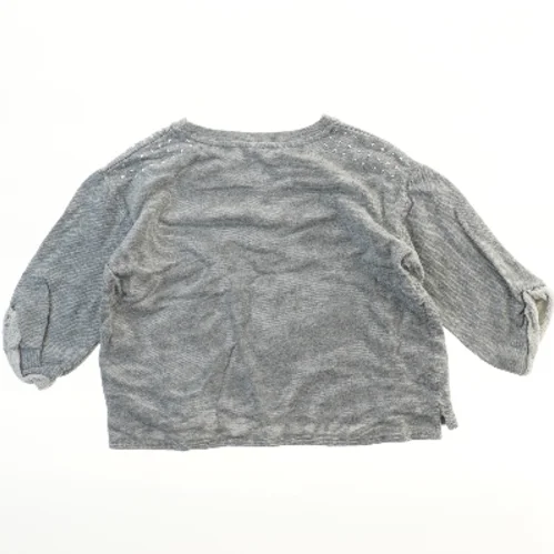 Grå sweatshirt med pynt på skuldrene fra Milk Copenhagen (str. 152)