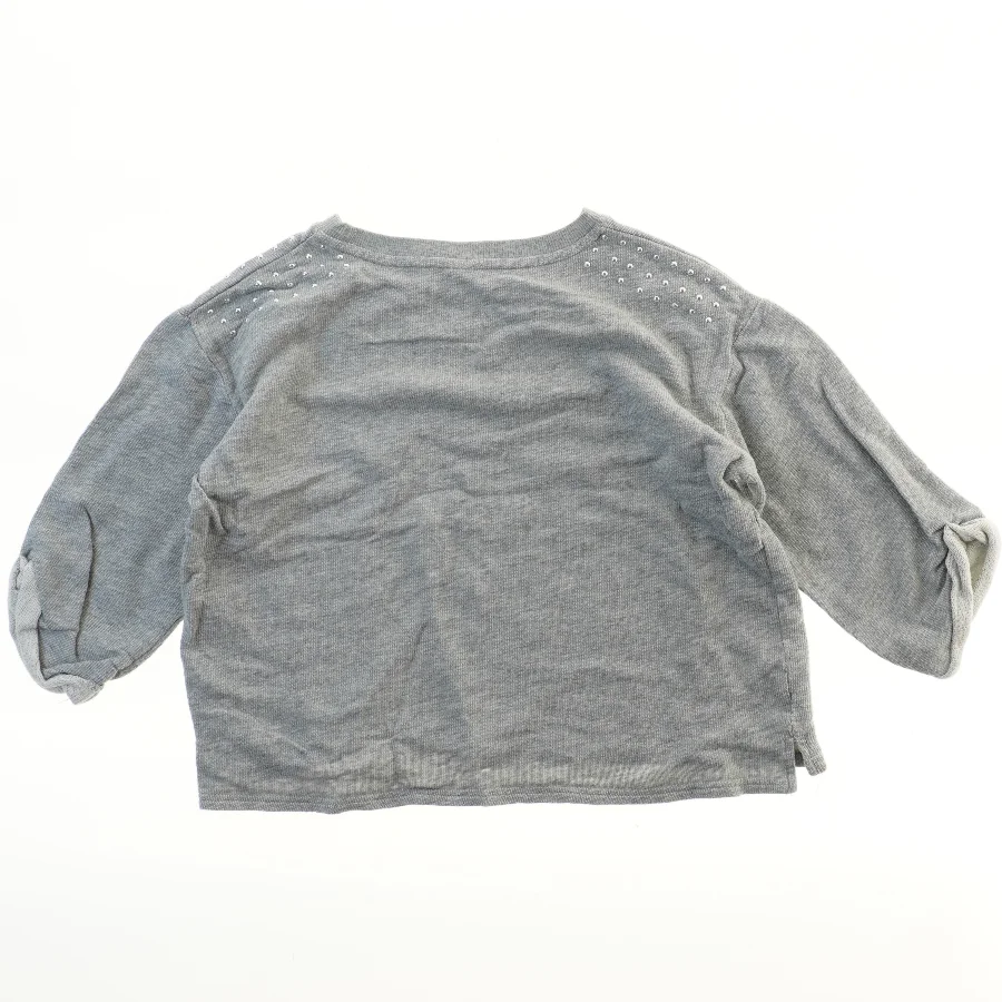 Grå sweatshirt med pynt på skuldrene fra Milk Copenhagen (str. 152)