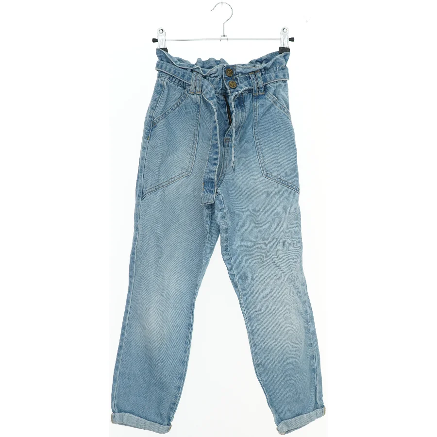 Lyseblå jeans med bælte fra River island (str. 134)