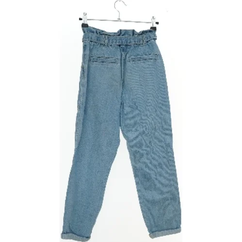 Lyseblå jeans med bælte fra River island (str. 134)