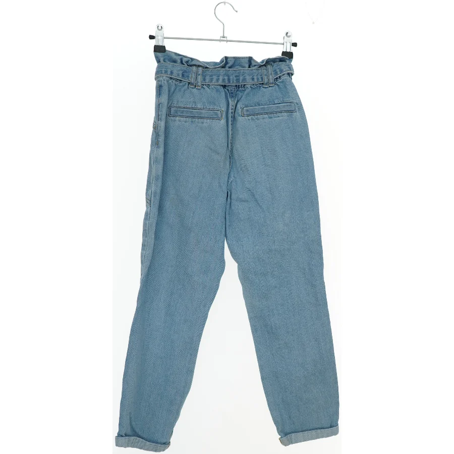 Lyseblå jeans med bælte fra River island (str. 134)