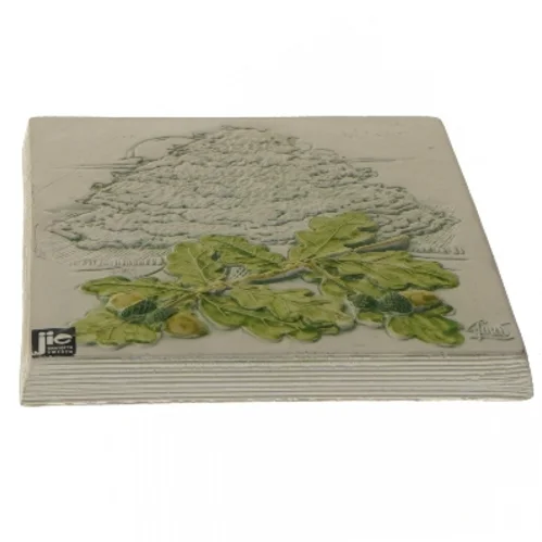 Keramisk platte med egetræsmotiv fra Jie Gantofta (str. 14,5x18,5 cm)