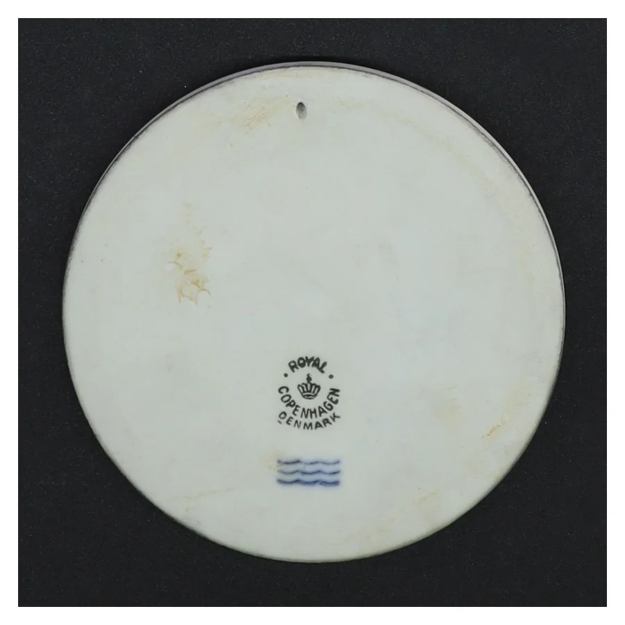 Hvid porcelænsplatte med relief af H.C.Andersen fra Royal Copenhagen (str. Ø 10,5 cm)