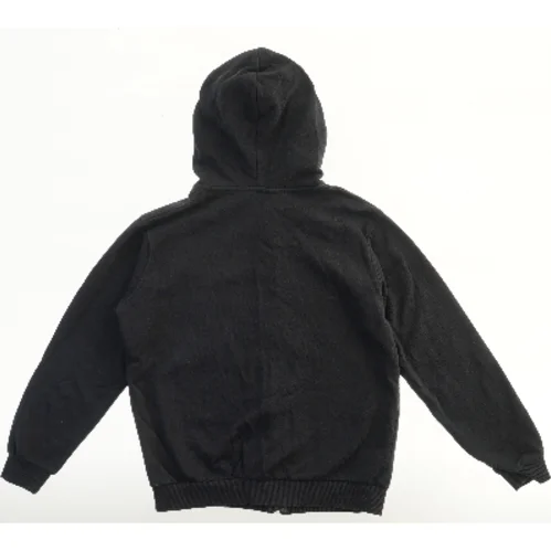 Sort hættetrøje med skeletdesign fra H&M (str. 146)