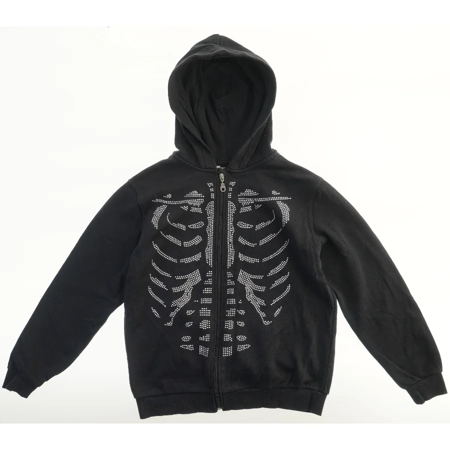 Sort hættetrøje med skeletdesign fra H&M (str. 146)