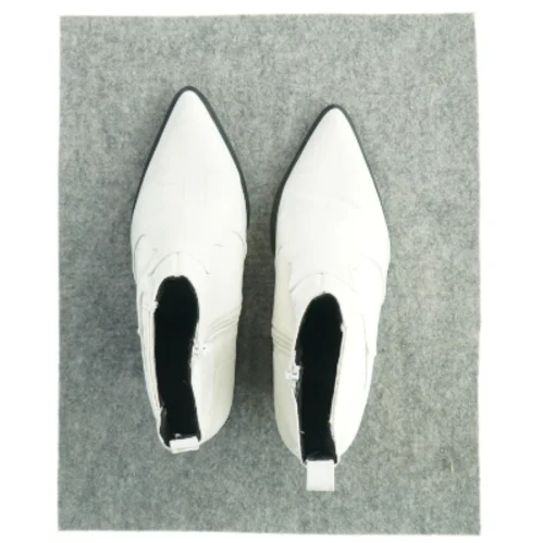 Hvide ankelstøvler med krokodillepræg fra Asos (str. 7)