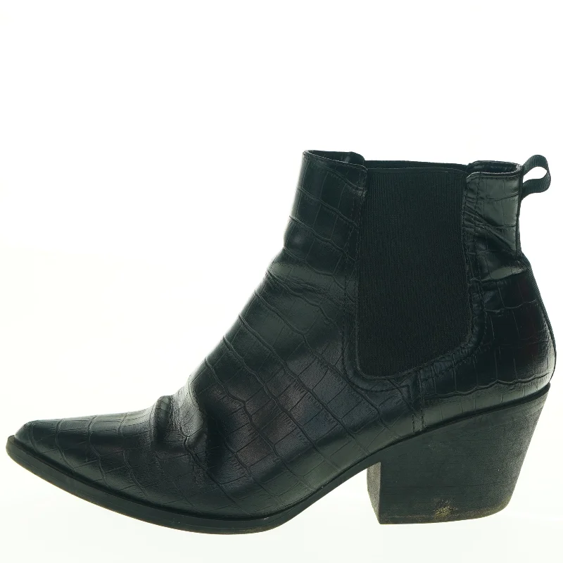 Sorte ankelstøvler i krokodille look fra New Look (str. 40)