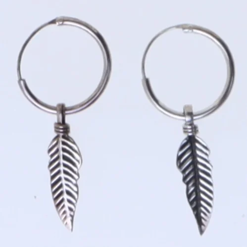 Øreringe fra Pilgrim med bladvedhæng (str. 3 cm)