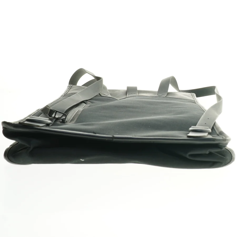 Rains - Sort skuldertaske i læderlook fra Rains (str. 29x51 cm)