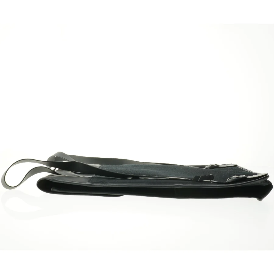 Rains - Sort skuldertaske i læderlook fra Rains (str. 29x51 cm)