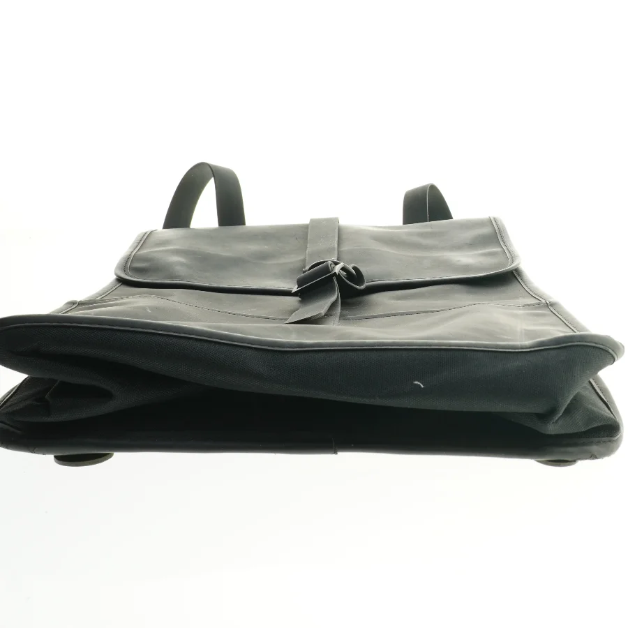 Rains - Sort skuldertaske i læderlook fra Rains (str. 29x51 cm)