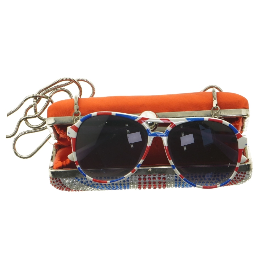 Solbriller og taske med Storbritannien flag