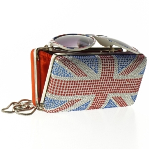 Solbriller og taske med Storbritannien flag