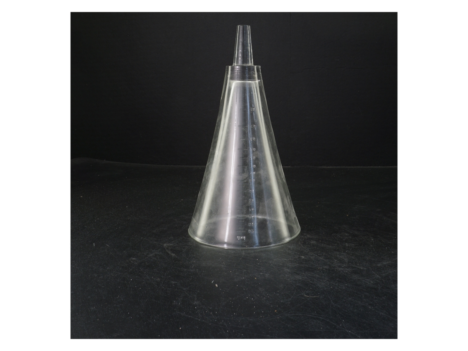 Transparent tragt (str. 26x14 cm)