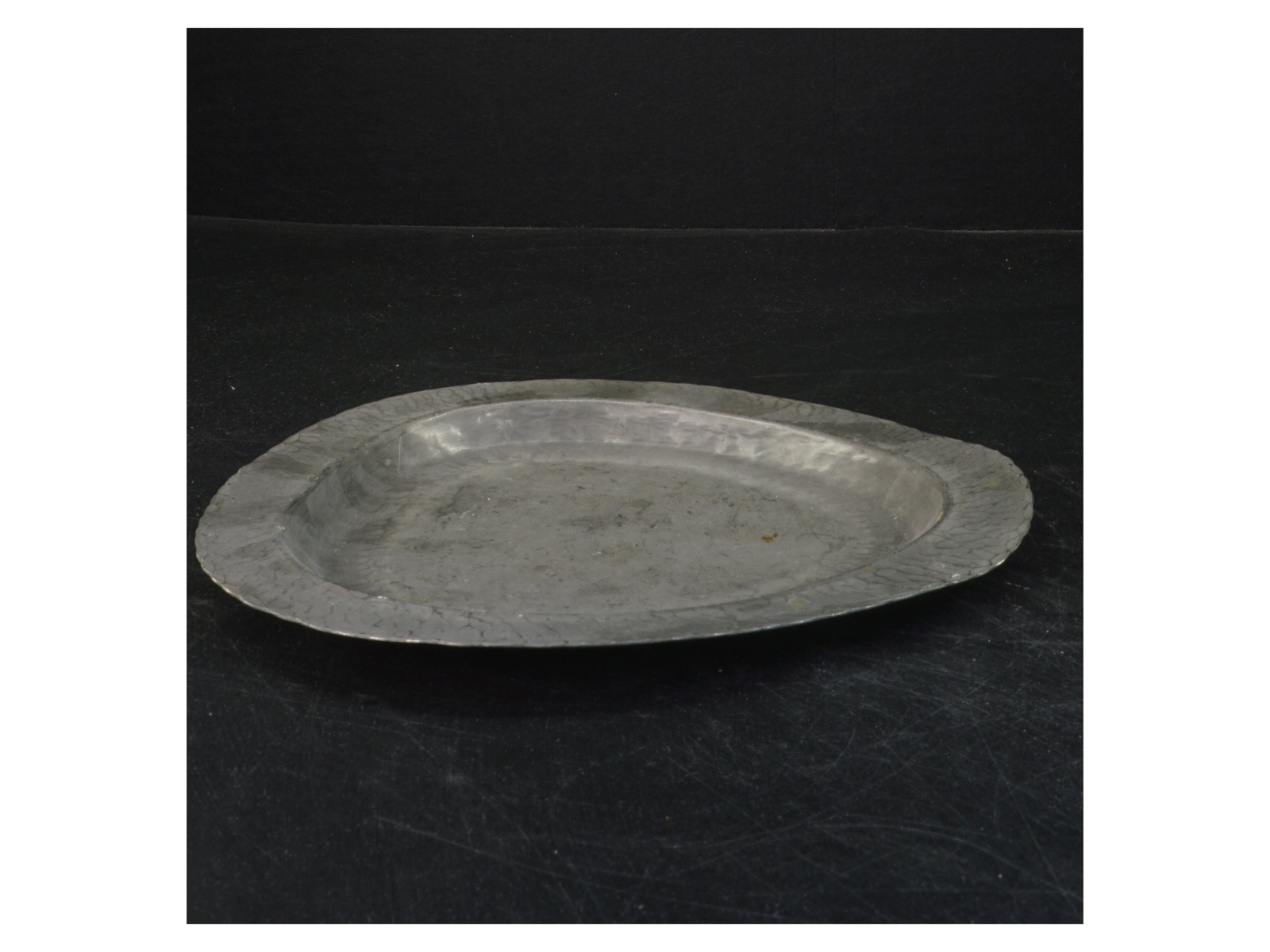 Oval metalfad (str. 23 cm)