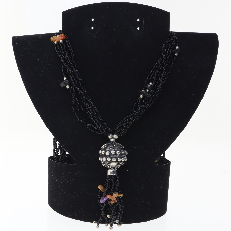 Halskæde med vedhæng (str. 74 cm)