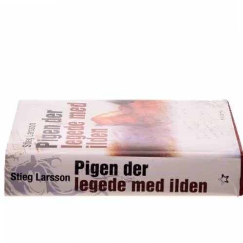 Pigen der legede med ilden af Stieg Larsson (Bog)