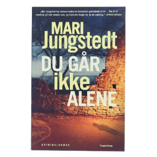 Du går ikke alene : kriminalroman af Mari Jungstedt (Bog)