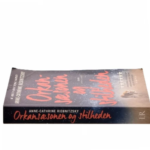 Orkansæsonen og stilheden : roman af Anne-Cathrine Riebnitzsky (Bog)