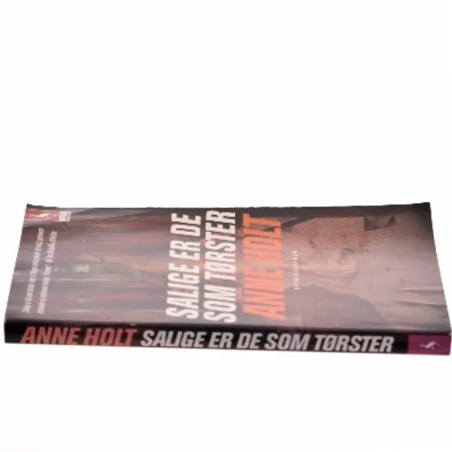 Salige er de som tørster : kriminalroman af Anne Holt (f. 1958-11-16) (Bog)