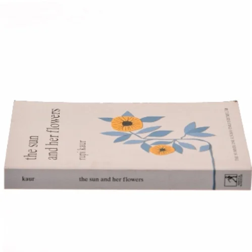 The sun and her flowers af Rupi Kaur (f. 1992) (Bog)