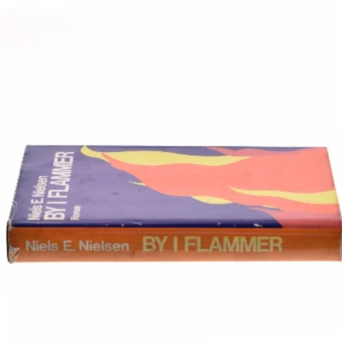 By i flammer af Niels E. Nielsen (Bog)
