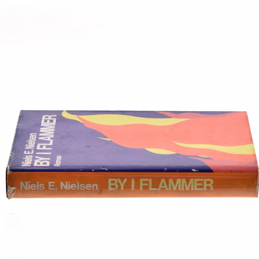By i flammer af Niels E. Nielsen (Bog)