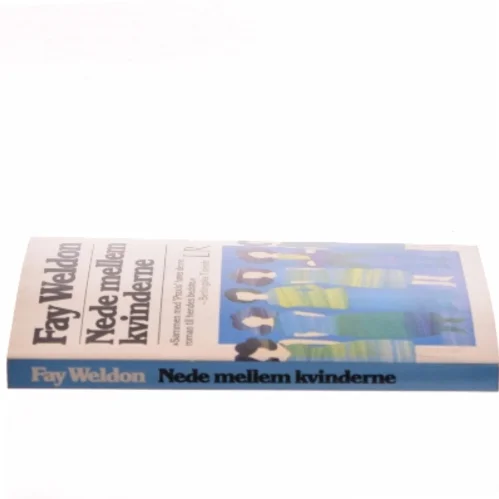 Nede mellem kvinderne af Fay Weldon (Bog)