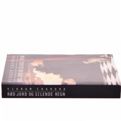 Rød jord og silende regn af Vikram Chandra (Bog)