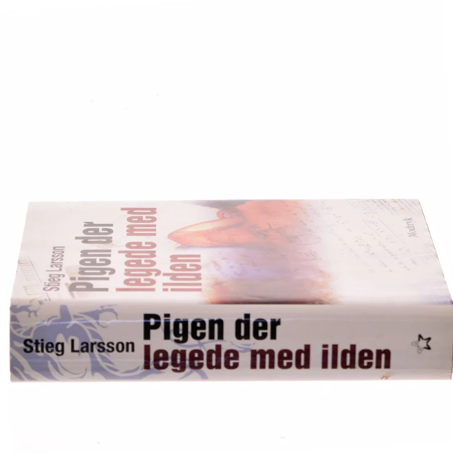Pigen Der Legede Med Ilden af Larsson, Stieg (Bog)