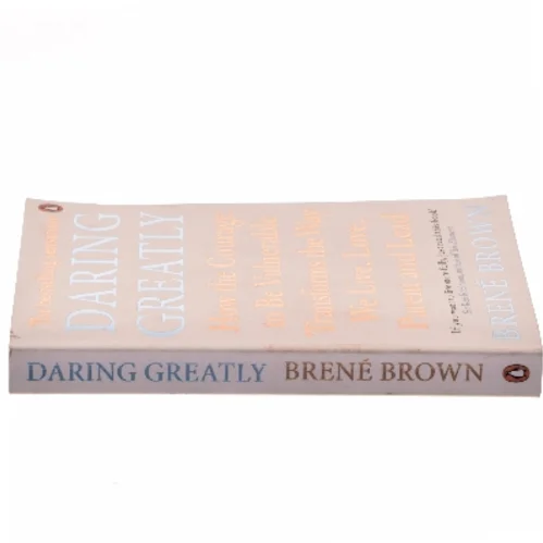 Daring greatly : how the courage to be vulnerable transforms the way we live, love, parent and lead af Brené Brown (Bog)