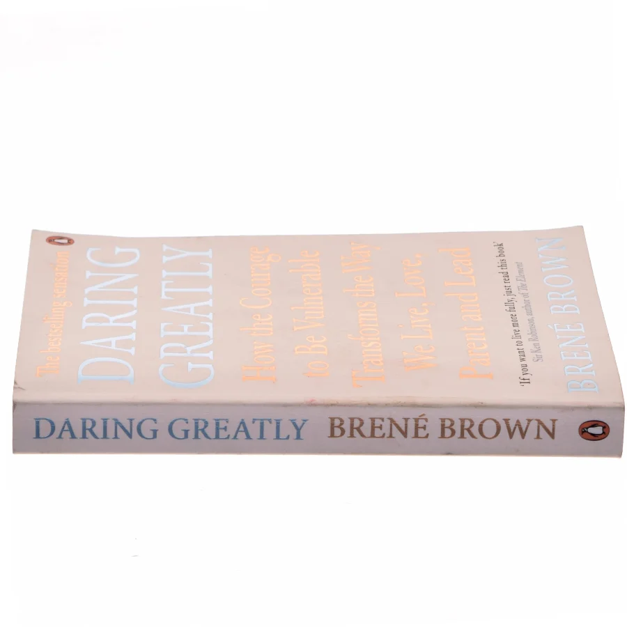 Daring greatly : how the courage to be vulnerable transforms the way we live, love, parent and lead af Brené Brown (Bog)