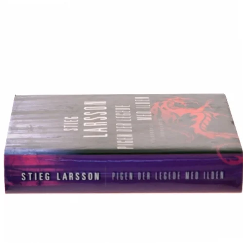 Pigen der legede med ilden af Stieg Larsson (Bog)